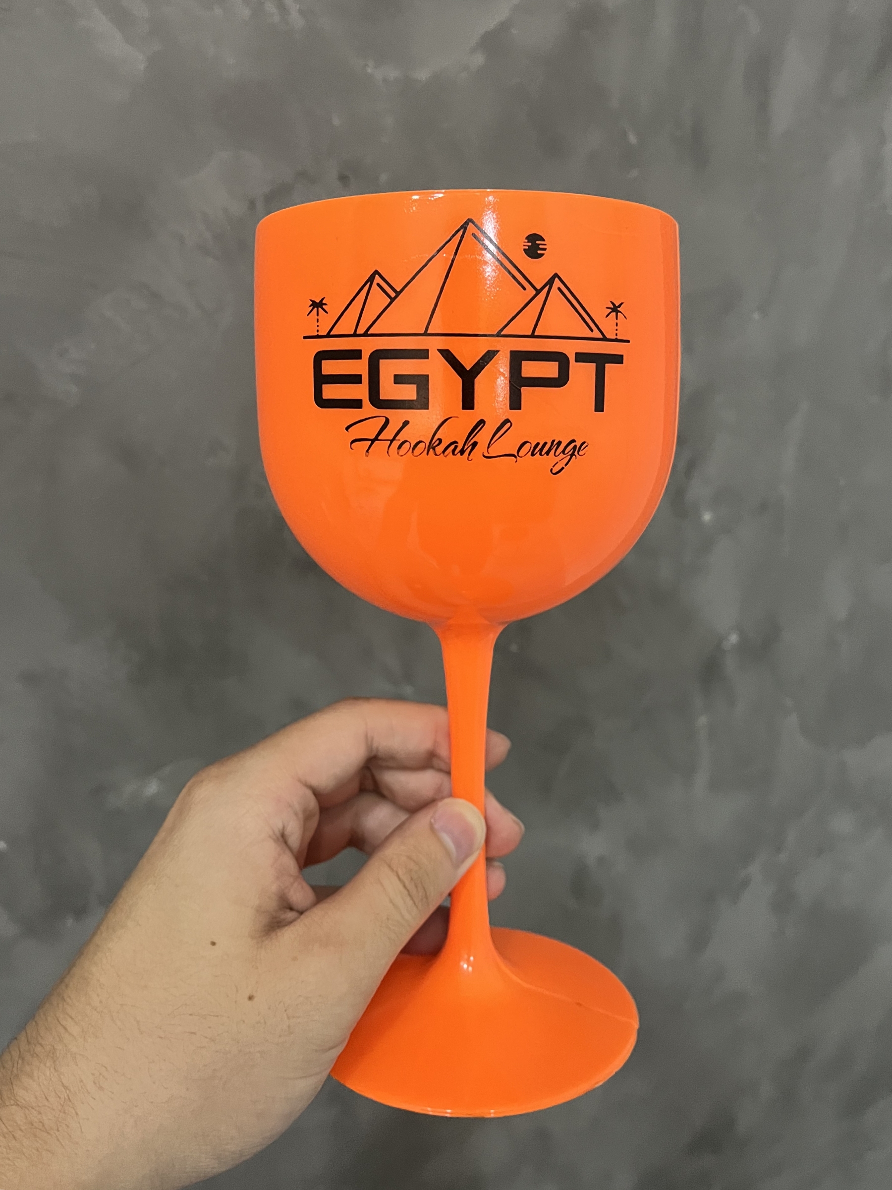 Menina segurando um copo personalizado da Fare Foto